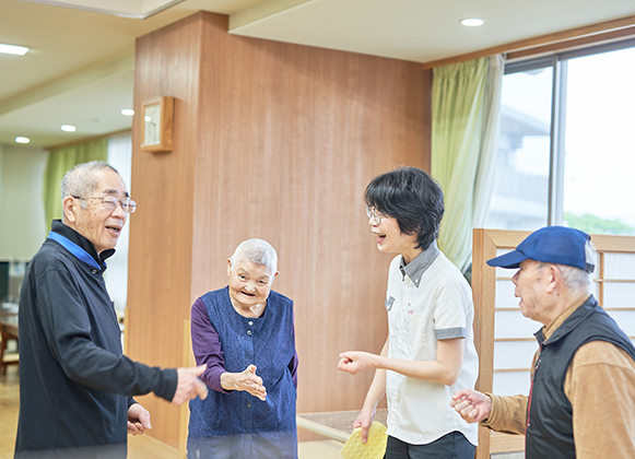じゃんけんをする職員と利用者