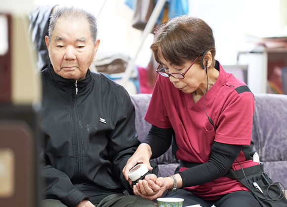 検査をする篠原の里の職員