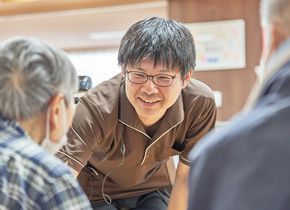 笑顔で話す職員